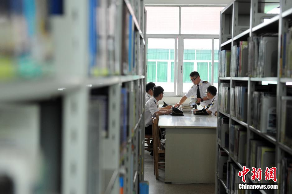 5月8日，武漢輕工大學保安吳濤、江力、黃凱、萬文杰在圖書館學習中。中新社發(fā) 張暢 攝