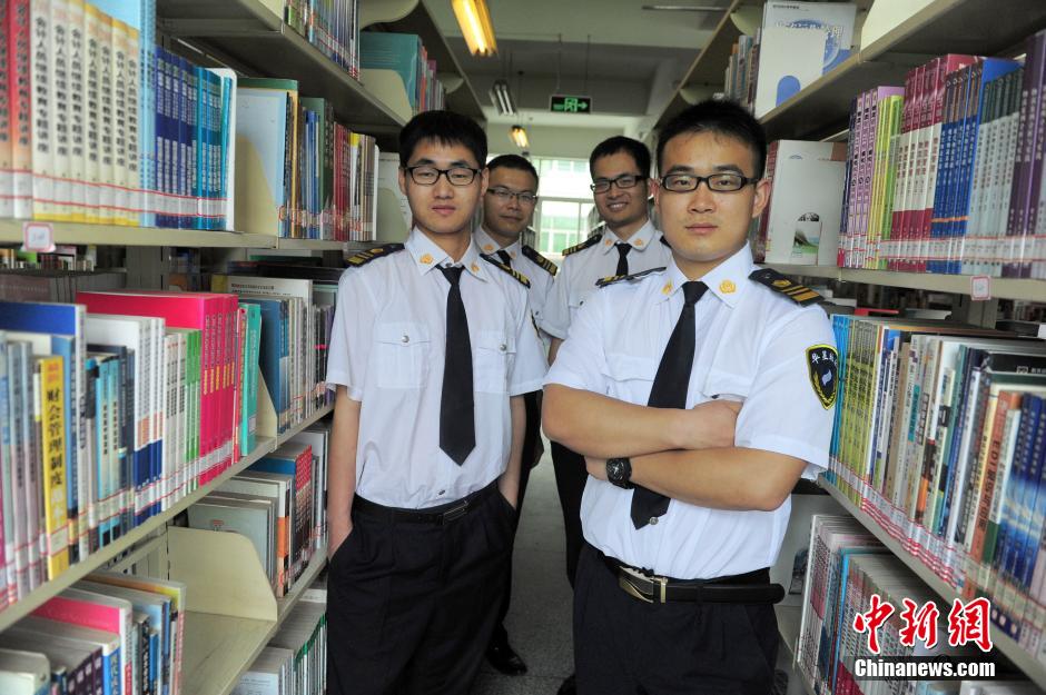 　5月8日，武漢輕工大學圖書館保安吳濤、江力、黃凱、萬文杰。中新社發(fā) 張暢 攝