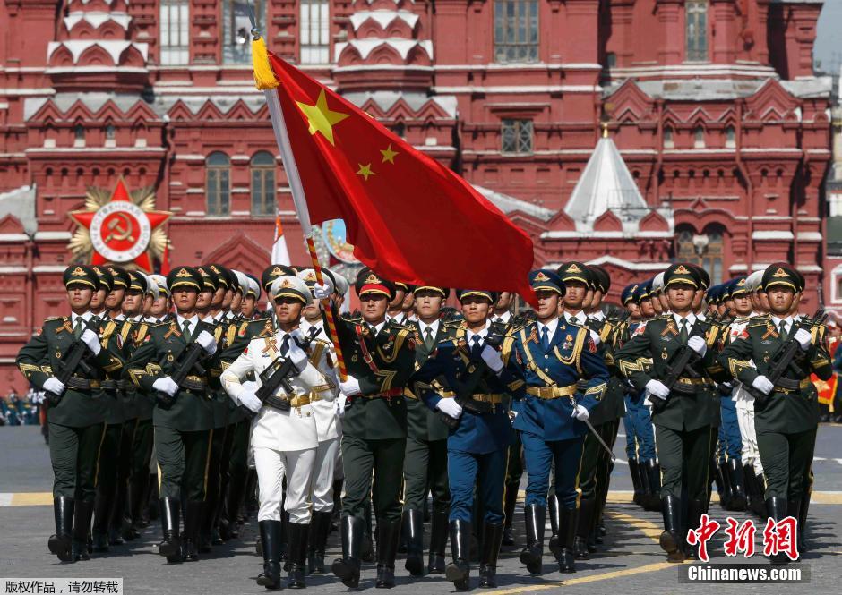 解放軍三軍儀仗隊參加紅場閱兵。