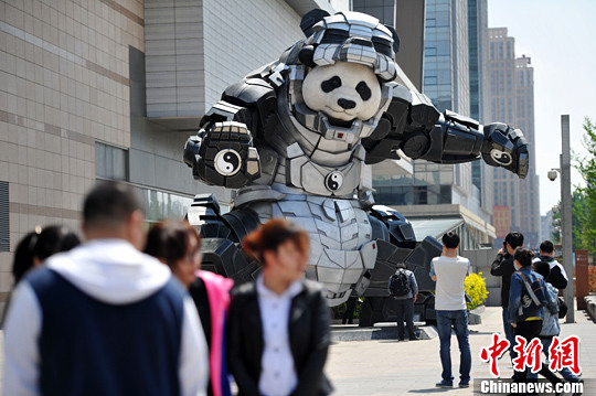 5月9日，遼寧沈陽，一商城門前廣場上驚現(xiàn)7米多高的熊貓鋼鐵俠，吸引不少人駐足拍照。