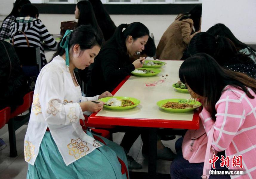 圖為穿漢服在食堂吃飯的胡雅潔。