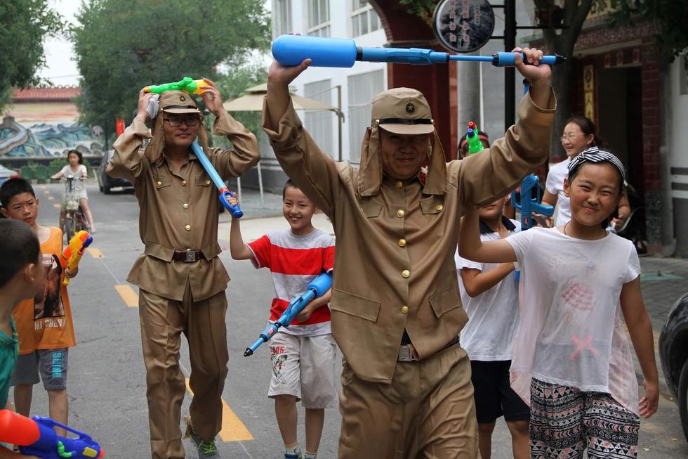 最終幾名鬼子被八路軍制服，被押著游街示眾，以此慶?？谷諔?zhàn)爭勝利70周年。