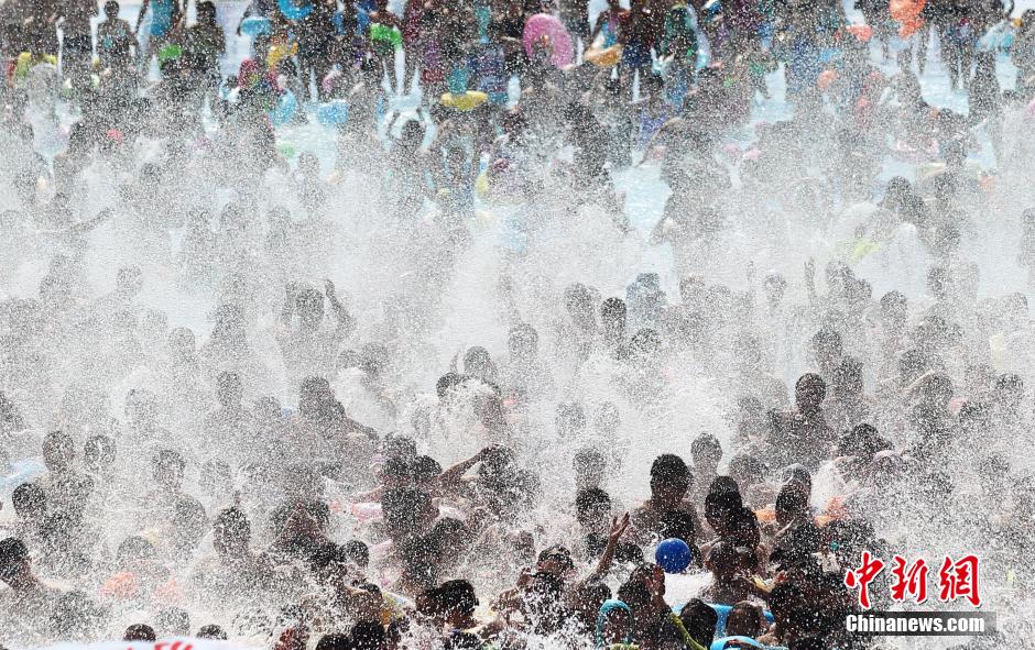 8月1日，民眾扎堆在南京湯山歡樂(lè)水魔方水上樂(lè)園戲水，享受“冰火兩重天”的涼爽和激情。連日來(lái)，中國(guó)大部分地區(qū)迎來(lái)高溫天氣。