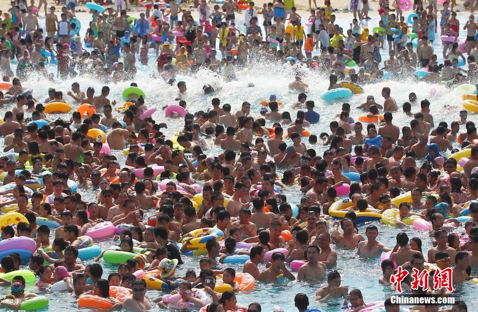 8月1日，民眾扎堆在南京湯山歡樂(lè)水魔方水上樂(lè)園戲水，享受“冰火兩重天”的涼爽和激情。連日來(lái)，中國(guó)大部分地區(qū)迎來(lái)高溫天氣。