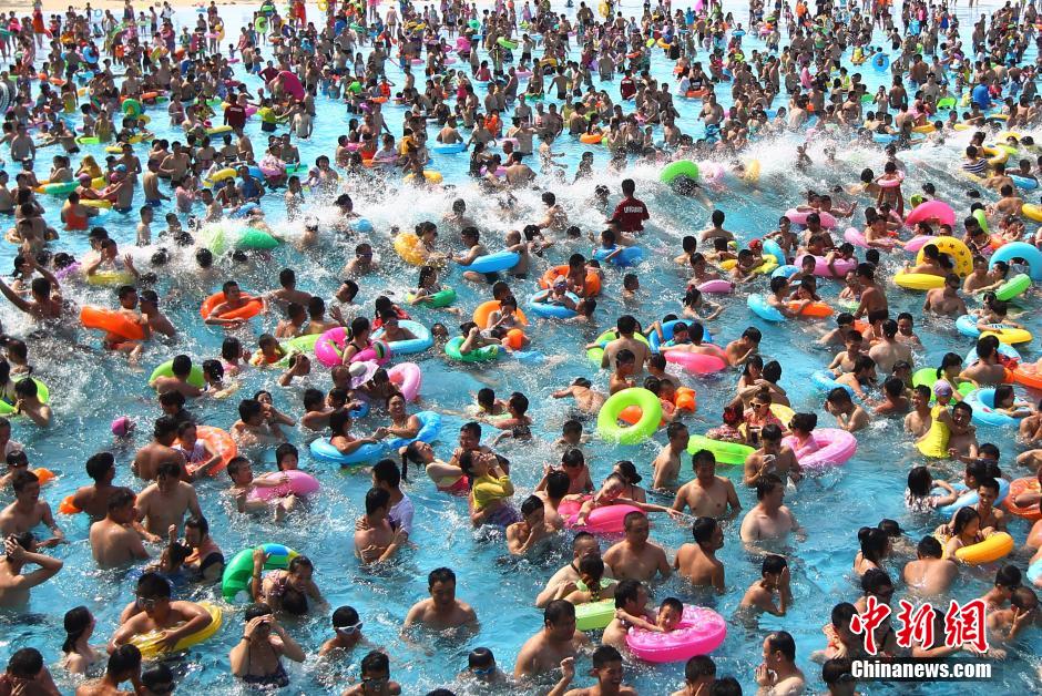 8月1日，民眾扎堆在南京湯山歡樂(lè)水魔方水上樂(lè)園戲水，享受“冰火兩重天”的涼爽和激情。連日來(lái)，中國(guó)大部分地區(qū)迎來(lái)高溫天氣。