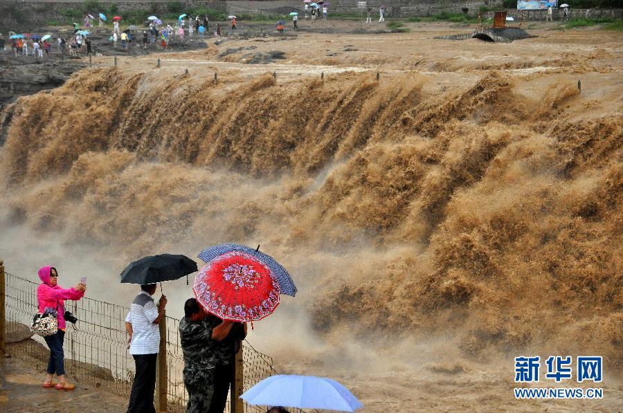 8月2日，游客在山西吉縣黃河壺口瀑布景區(qū)游覽觀瀑。