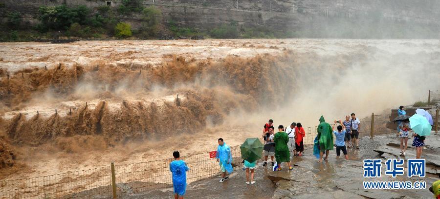 8月2日，游客在山西吉縣黃河壺口瀑布景區(qū)游覽觀瀑。