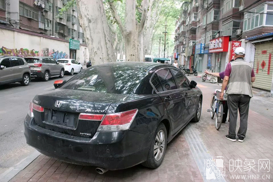 男子的車(chē)牌因是外地牌照，被小偷盜走。