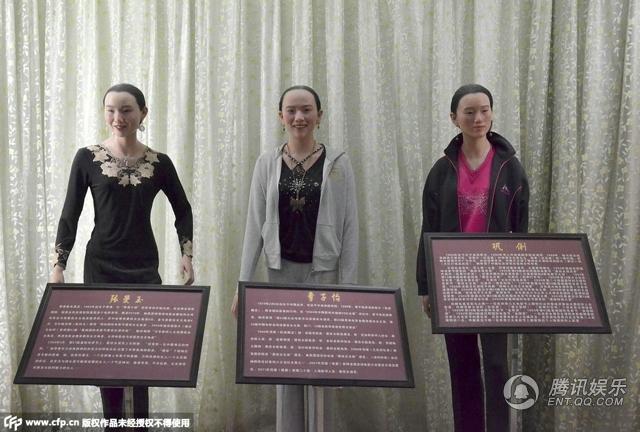 ，“華鎣山中外名人蠟像館”中的蠟像，被網(wǎng)友稱作“華鎣山農(nóng)貿(mào)服裝發(fā)布會”。