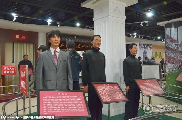 “華鎣山中外名人蠟像館”中的蠟像，被網(wǎng)友稱作“華鎣山農(nóng)貿(mào)服裝發(fā)布會”。