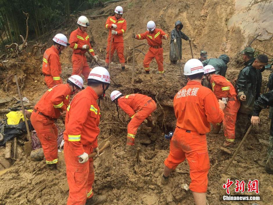 8月19日，救援人員正在全力搜尋被埋遇難者