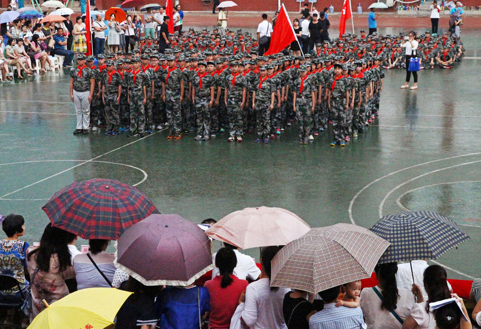 鄭州市，鄭州市第八中學(xué)會操表演當(dāng)天突降大雨，但是同學(xué)們在雨中堅持完成了會操表演。