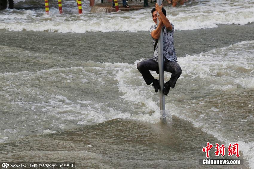 杭州錢塘江珊瑚沙水庫(kù)段，兇猛的“鬼王潮”沖上岸來
