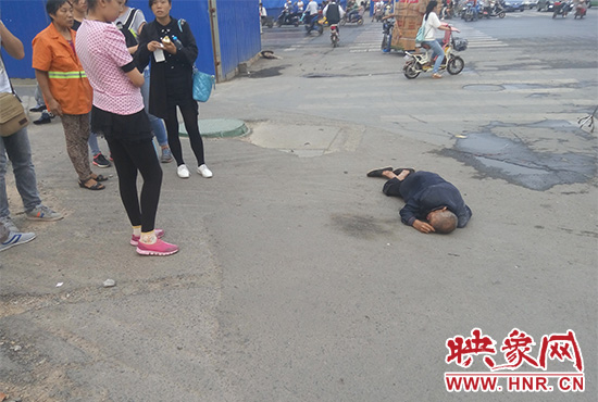 老人倒地后無(wú)人敢扶，過(guò)路市民拍照作證。