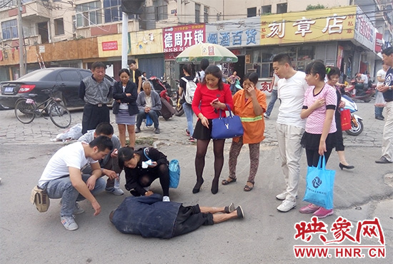 據(jù)附近環(huán)衛(wèi)工人介紹，老人是自己過(guò)路口時(shí)不小心摔倒的。