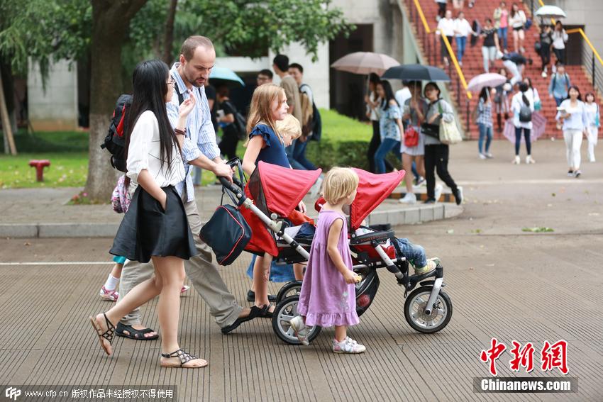 波蘭夫妻癡迷中國(guó)文化 帶著六個(gè)女兒來留學(xué)