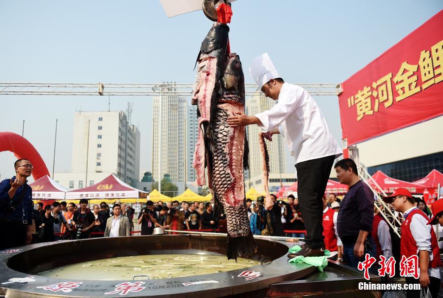 河南鄭州，一個(gè)直徑3.15米，深0.7米，可容納3噸高湯的“中原第一鍋”現(xiàn)場(chǎng)烹煮火鍋盛宴。