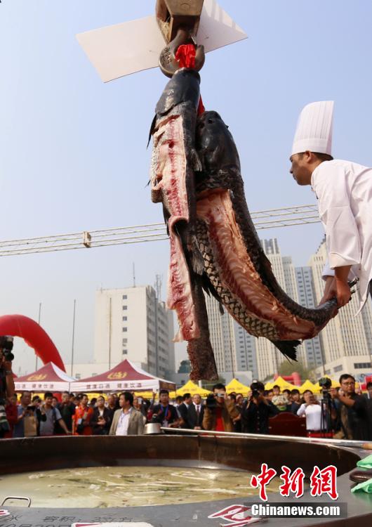 廚師對(duì)魚肉進(jìn)行處理。 圖片來(lái)源：CFP視覺中國(guó)