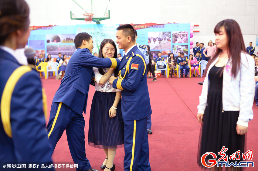 湖北武漢，“嫁人就嫁解放軍”，每年一屆的武漢軍旅姻緣會(huì)17日在駐漢空軍某指揮所文化活動(dòng)中心舉行