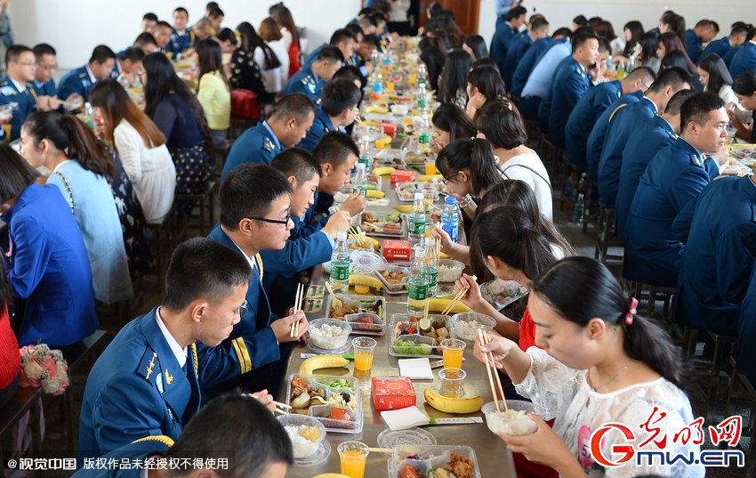湖北武漢，“嫁人就嫁解放軍”，每年一屆的武漢軍旅姻緣會(huì)17日在駐漢空軍某指揮所文化活動(dòng)中心舉行