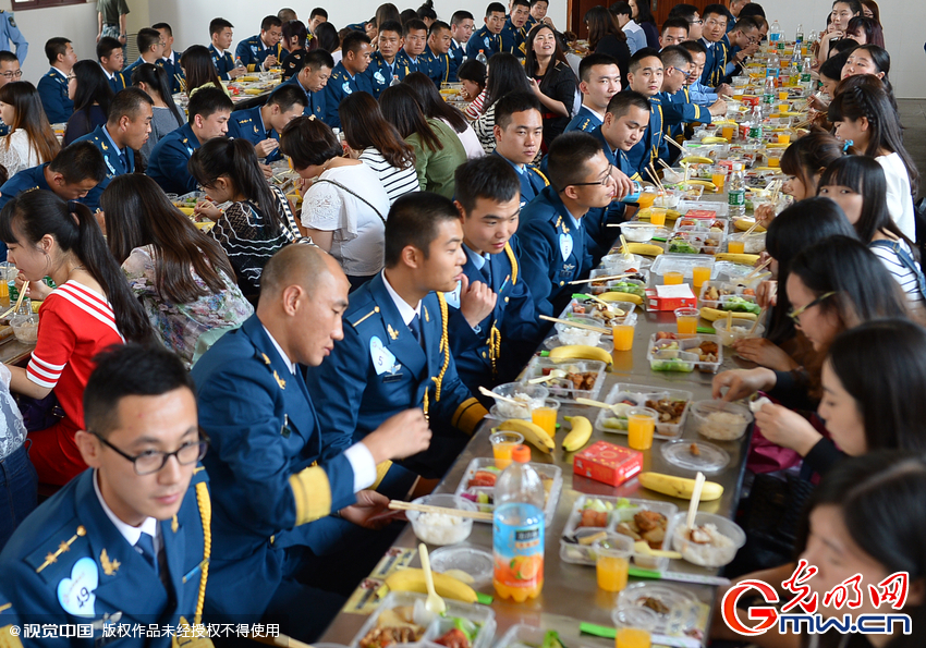湖北武漢，“嫁人就嫁解放軍”，每年一屆的武漢軍旅姻緣會(huì)17日在駐漢空軍某指揮所文化活動(dòng)中心舉行