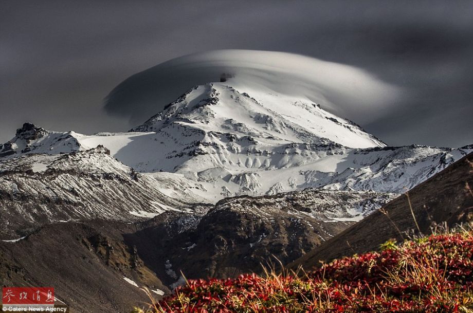 火山上籠罩著類似于外星飛碟形狀的云彩，場景猶如科幻大片。