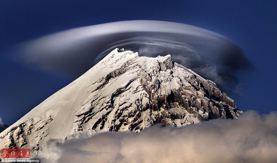 火山上籠罩著類似于外星飛碟形狀的云彩，場景猶如科幻大片。