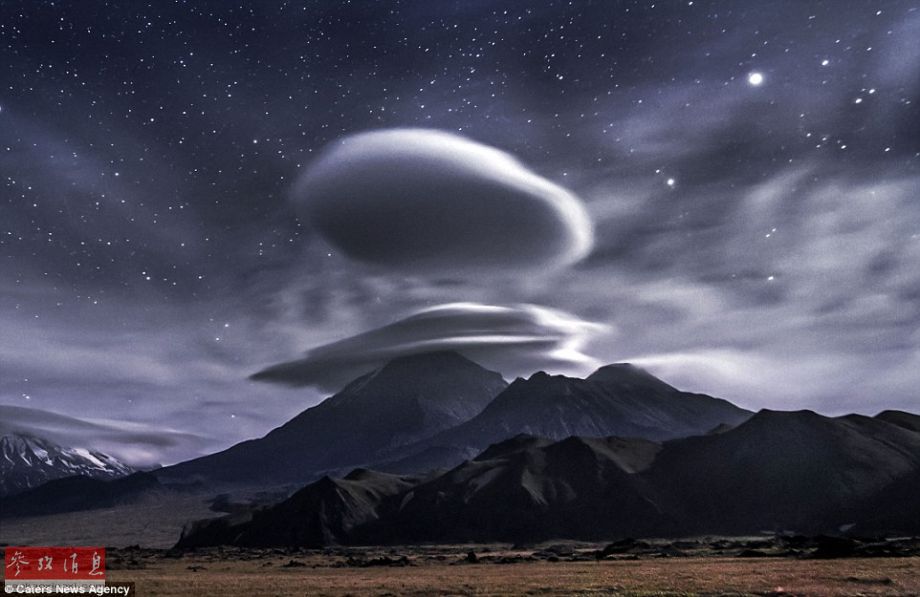 火山上籠罩著類似于外星飛碟形狀的云彩，場景猶如科幻大片。