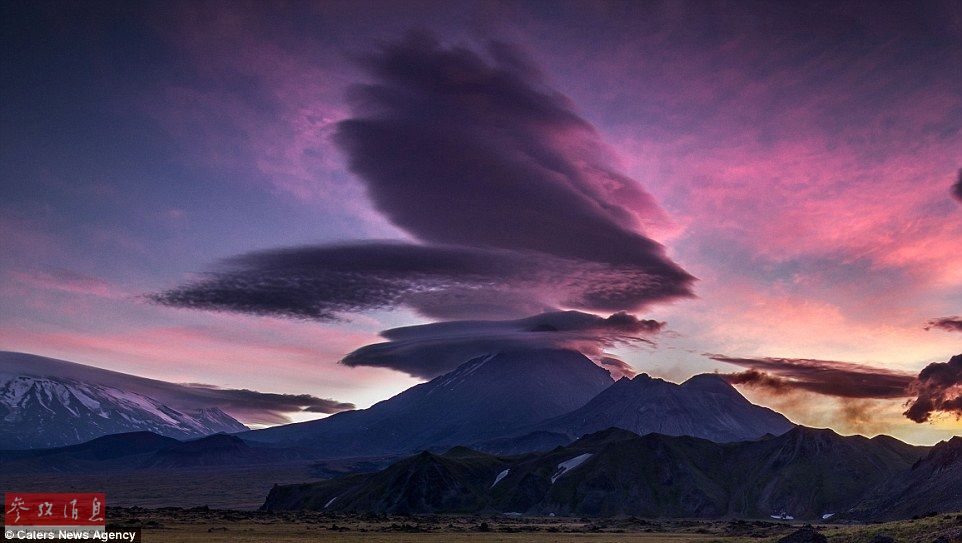 火山上籠罩著類似于外星飛碟形狀的云彩，場景猶如科幻大片。