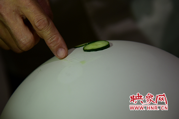在面團氣球上切菜。