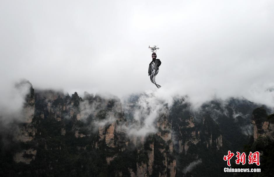 5名來(lái)自西安的大學(xué)生來(lái)到湖南張家界武陵源百龍?zhí)焯菥皡^(qū)為游客們上演了一場(chǎng)“萬(wàn)圣空中幽靈秀”。