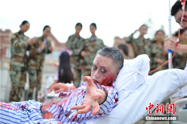 該校院長(zhǎng)也參與其中，與學(xué)生共同嗨翻校園。 何浠 攝