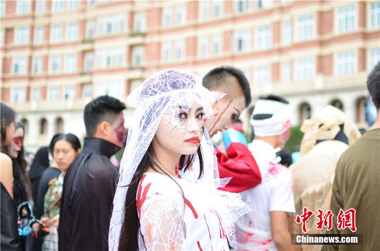 校園“萬(wàn)圣節(jié)”恐怖化妝派對(duì)讓“群鬼”聚集。 何浠 攝