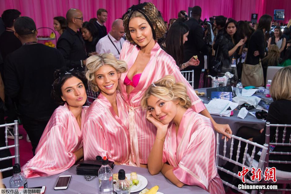圖為模特Jacquelyn Jablonski（左起），Devon Windsor，Gigi Hadid和Rachel Hilbert在后臺(tái)合影。