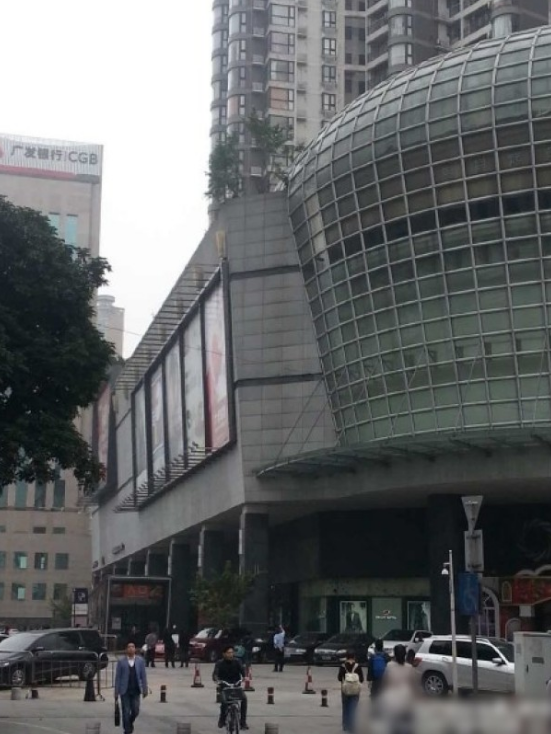 一輛停在停車位上的寶馬轎車，被墜落的樹枝砸中，樹枝徑直插入車內(nèi)，現(xiàn)場(chǎng)引發(fā)不少市民圍觀拍照。