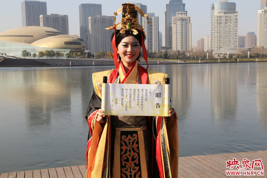 扮成羋月的女子叫小賈，今年27歲，家在鄭州，有房有車。