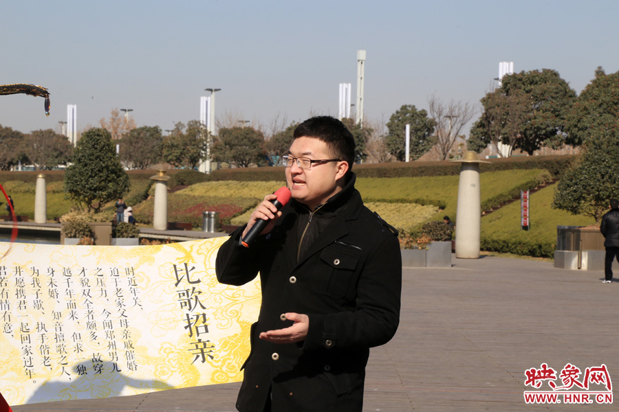 多位在鄭東新區(qū)CBD如意湖附近寫字樓上班的單身男性，聞?dòng)嵡皝?lái)唱歌應(yīng)征。
