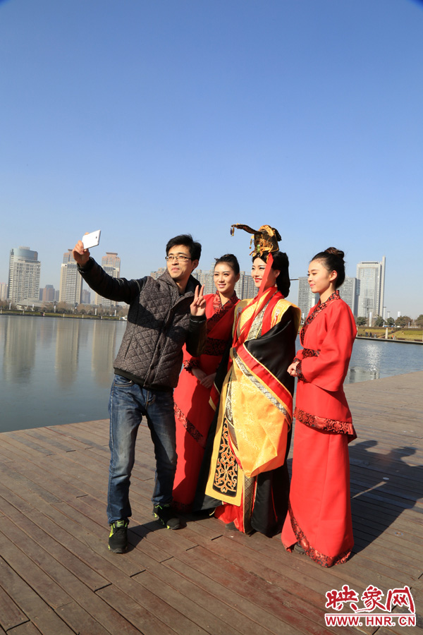 在比歌招親現(xiàn)場(chǎng)，有許多人圍觀拍照。
