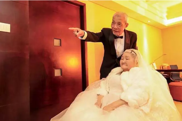 情人節(jié)最溫暖告白！84歲老人包下整樓示愛(ài)老伴