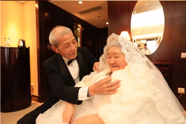情人節(jié)最溫暖告白！84歲老人包下整樓示愛(ài)老伴