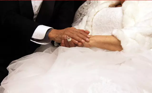 情人節(jié)最溫暖告白！84歲老人包下整樓示愛(ài)老伴