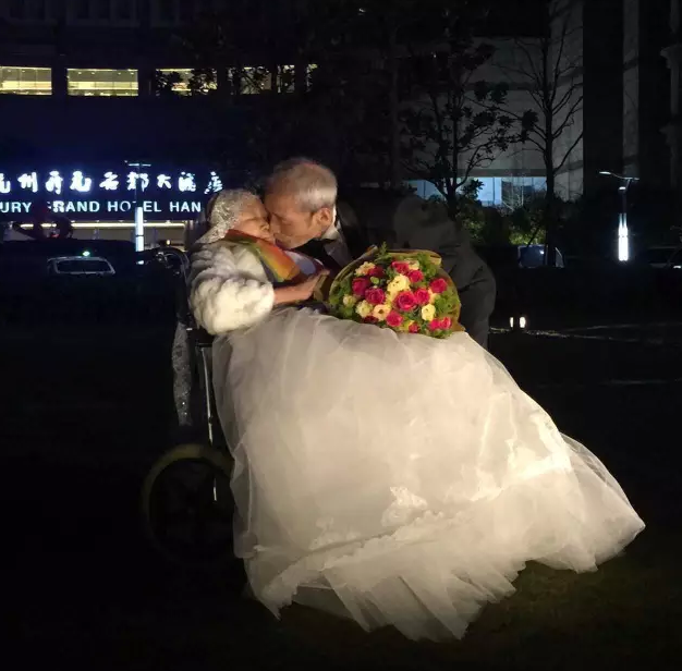情人節(jié)最溫暖告白！84歲老人包下整樓示愛(ài)老伴