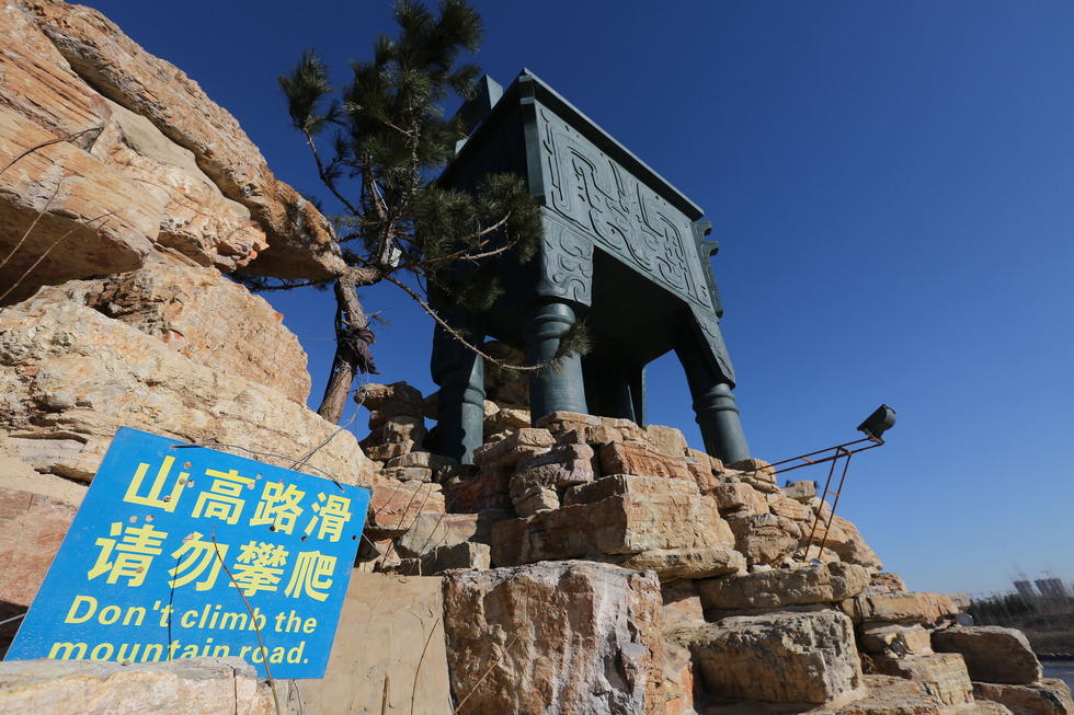 鄭州河邊建十米高銅鼎無防護 網(wǎng)友:不怕淹了？