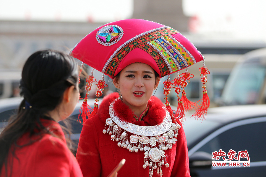 漂亮的頭飾配美女，回頭率相當(dāng)高