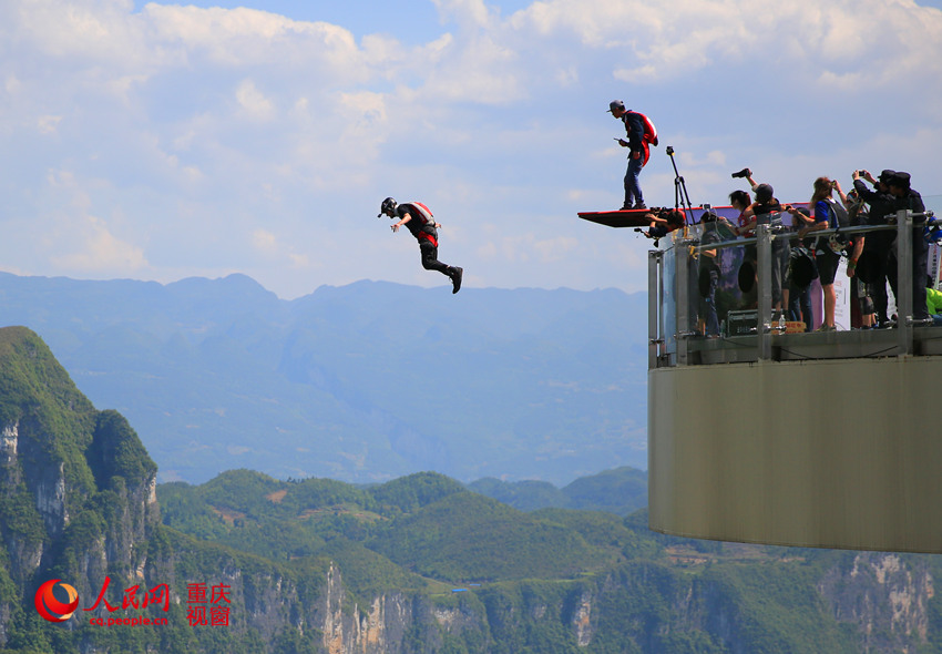 28日，2016世界低空跳傘大賽在重慶云陽(yáng)龍缸景區(qū)正式開(kāi)賽。圖為選手角逐中。劉政寧 攝