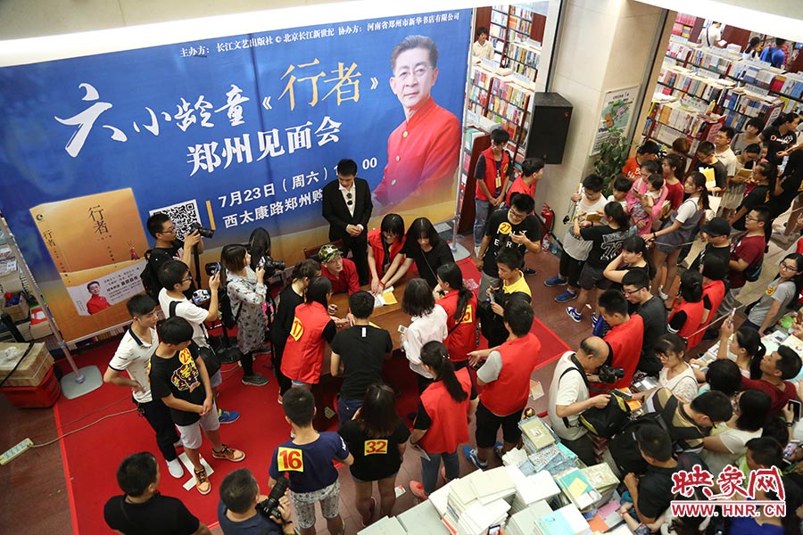 不到三個小時的簽售時間，六小齡童累計簽售自傳2900余冊，創(chuàng)造了鄭州購書中心的歷史記錄.jpg