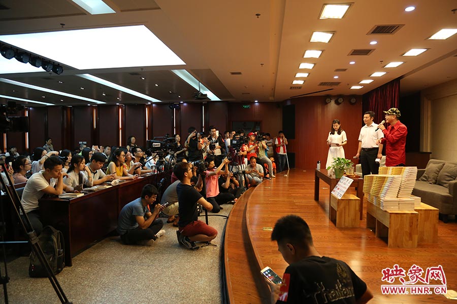 河南本土主流媒體基本全部到場，六小齡童接受記者提問。