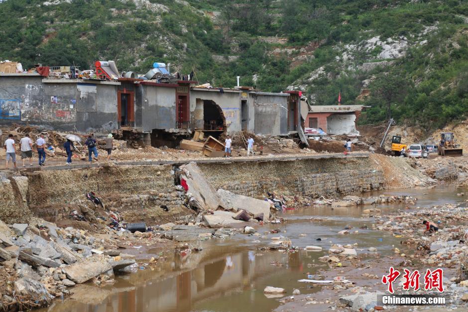 圖為都里鎮(zhèn)小河兩岸的民宅受損嚴(yán)重。