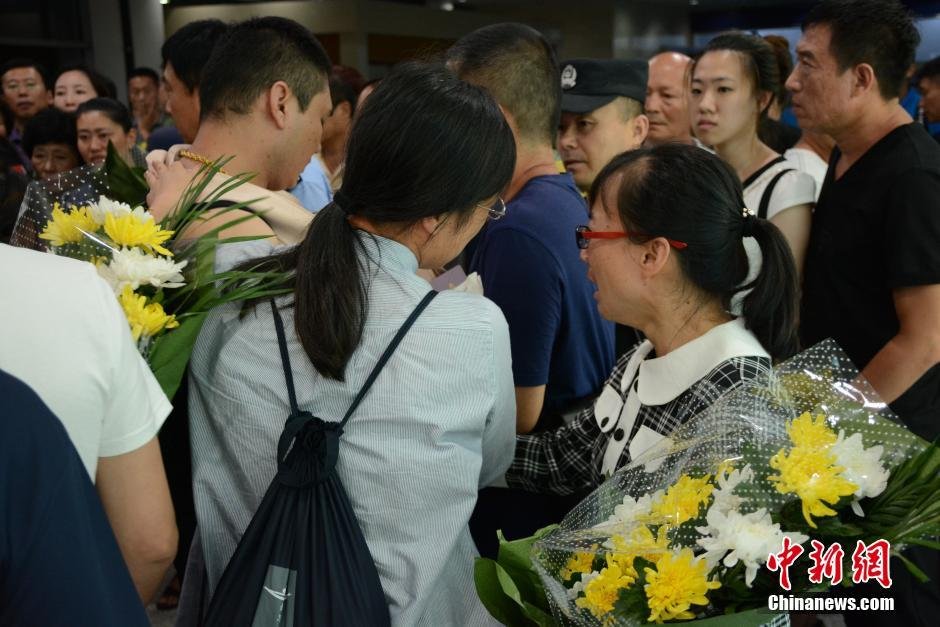 19時30分許，23位罹難者家屬代表陸續(xù)走出機場，多位家屬失聲痛哭。
