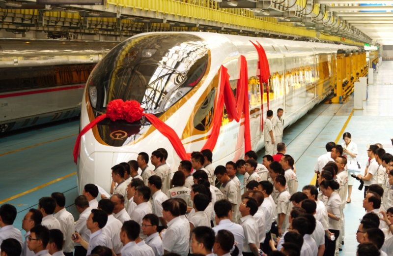 當(dāng)日，由中國鐵路總公司牽頭組織研制、具有完全自主知識產(chǎn)權(quán)、達(dá)到世界先進(jìn)水平的中國標(biāo)準(zhǔn)動車組被命名為“復(fù)興號”。“復(fù)興號”將于6月26日在京滬高鐵兩端的北京南站和上海虹橋站雙向首發(fā)。